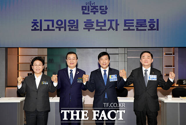 더불어민주당 최고위원 보궐선거에 출마한 문정복, 이건태, 이성윤, 강득구 후보(왼쪽부터)가 7일 오후 서울 마포구 상암동 JTBC에서 열린 최고위원 보궐선거 제3차 합동토론회에 앞서 기념촬영을 하고 있다. /국회사진기자단