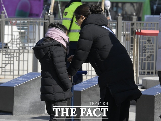 목요일인 8일은 전국 내륙을 중심으로 아침 기온이 영하 10도 안팎으로 떨어져 매우 춥겠다. 당분간 동쪽 지역을 중심으로 대기가 매우 건조할 전망이다. /송호영 기자