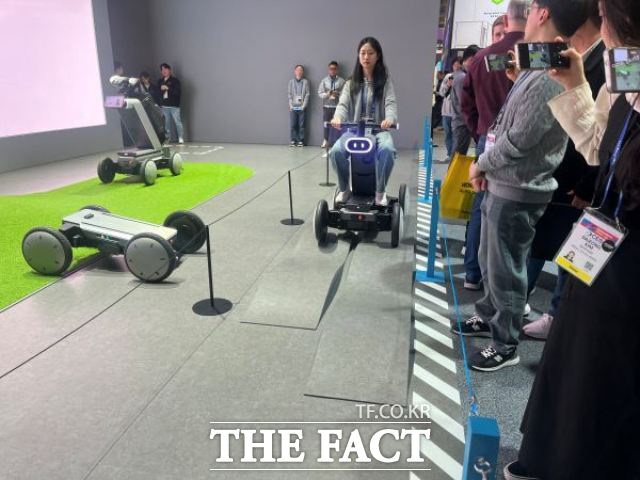 현대자동차그룹 관계자가 6일(현지시간) 미국 라스베이거스에서 열린 CES 2026 현대차그룹 부스에서 모베드 어반 호퍼 모델을 시연하고 있다. /최의종 기자