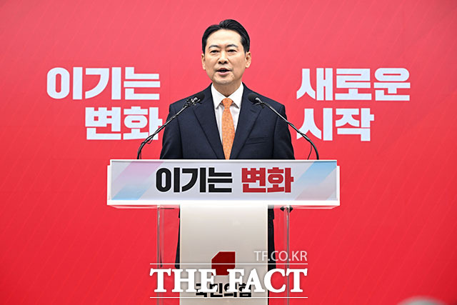 당 쇄신안 발표한 뒤 인사하는 장 대표.