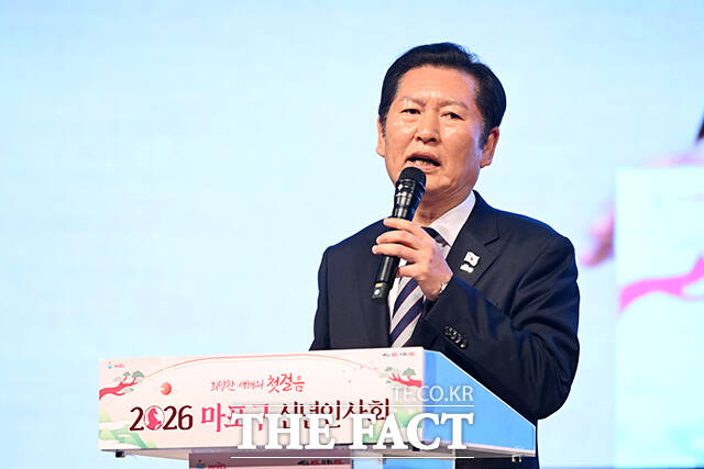 정청래 더불어민주당 대표와 오세훈 서울시장, 박강수 마포구청장(왼쪽부터)이 7일 오후 서울 마포구 마포아트센터에서 열린 2026 마포구 신년인사회에 참석해 대화를 나누고 있다.