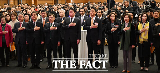 오세훈 서울시장(오른쪽)과 최태원 서울상공회의소 회장이 7일 서울 중구 대한상공회의소에서 열린 2026 서울시 신년인사회에 참석해 건배를 하고 있다.