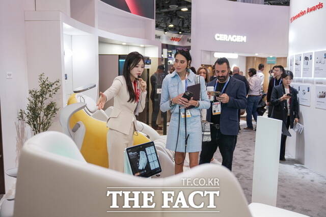 세라젬은 영화 '탑건: 매버릭'에 출연한 모델 겸 배우 줄리아 루페티가 'CES 2026' 행사장 내 자사 전시관을 찾아 제품에 대해 관심을 보였다고 7일 밝혔다. /세라젬
