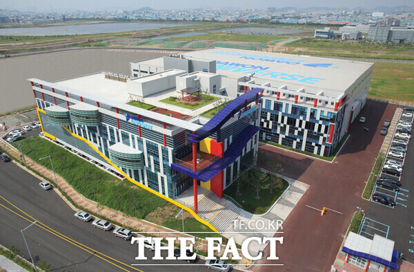 철도차량 납품 지연에 따른 사기 혐의 수사와 지배구조 논란이 겹치며 다원시스 주가가 1년 새 75% 급락, 코스닥 시장에서 이례적인 부진을 이어가고 있다. /다원시스