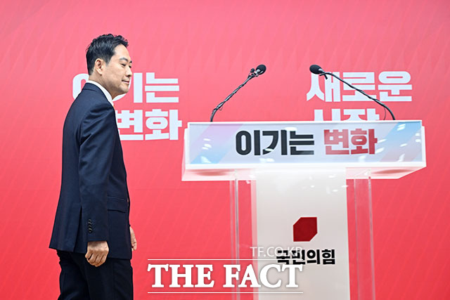 당 쇄신안 발표한 뒤 인사하는 장 대표.