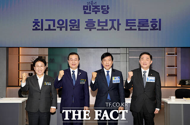 더불어민주당 최고위원 보궐선거에 출마한 문정복, 이건태, 이성윤, 강득구 후보(왼쪽부터)가 7일 오후 서울 마포구 상암동 JTBC에서 열린 최고위원 보궐선거 제3차 합동토론회에 앞서 기념촬영을 하고 있다. /국회사진기자단