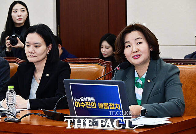 보건복지위원회 여당 간사를 맡고 있는 이수진 더불어민주당 의원이 7일 오후 서울 여의도 국회에서 열린 보건복지위원회 전체회의에 참석해 아동수당법 일부개정법률안에 대한 발언을 하고 있다. /국회=배정한 기자