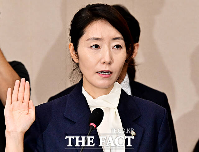 강 의원이 지난해 7월14일 오전 서울 여의도 국회 여성가족위원회에서 열린 여성가족부 장관 후보자 인사청문회에 참석해 증인 선서를 하고 있다. /국회=배정한 기자