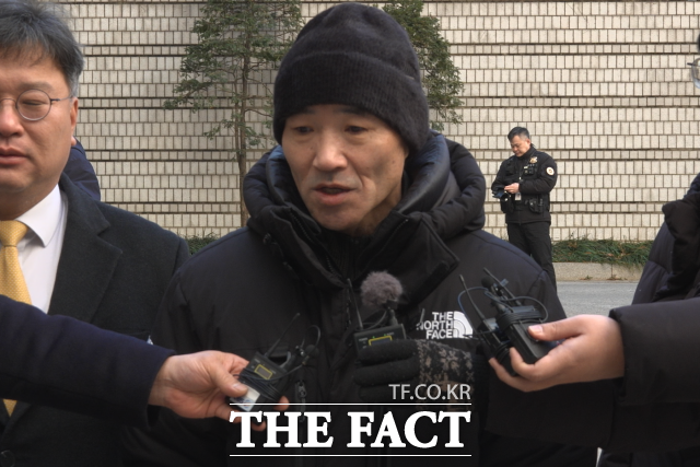 '서해 공무원 피격 사건' 은폐 시도 및 '월북몰이' 혐의 1심 무죄에 故이대진씨의 유가족 이래진씨가 26일 서울 서초구 서울중앙지방법원에서 나와 취재진들에게 발언하고 있다. /김기범 기자