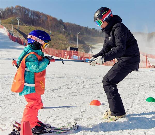 휘닉스 파크 스키학교가 겨울방학 시즌을 맞아 스키 강습 할인 혜택을 운영한다고 7일 밝혔다. /휘닉스 파크