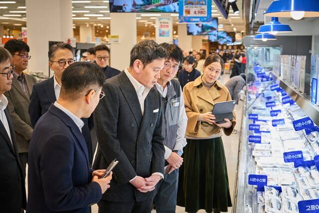 지난 6일 스타필드마켓 죽전점을 찾은 정용진 신세계그룹 회장이 수산 매장에서 상품 설명을 듣고 있다. /신세계그룹