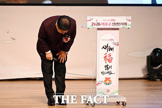 정청래 더불어민주당 대표와 오세훈 서울시장, 박강수 마포구청장(왼쪽부터)이 7일 오후 서울 마포구 마포아트센터에서 열린 2026 마포구 신년인사회에 참석해 대화를 나누고 있다.