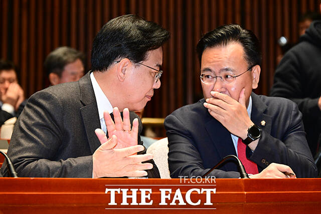 유상범 국민의힘 원내수석부대표(오른쪽)는 이날 오후 국회에서 열린 의장 주재 여야 원내수석 회동을 마친 뒤 기자들과 만나 