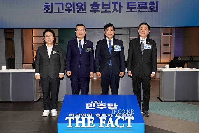 더불어민주당 최고위원 보궐선거에 출마한 문정복, 이건태, 이성윤, 강득구 후보(왼쪽부터)가 7일 오후 서울 마포구 상암동 JTBC에서 열린 최고위원 보궐선거 제3차 합동토론회에 앞서 기념촬영을 하고 있다. /국회사진기자단