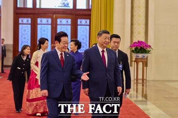 이재명 대통령이 5일(현지시간) 오후 중국 베이징 인민대회당에서 열린 공식환영식에서 시진핑 중국 국가주석과 이동하고 있다. /베이징=뉴시스