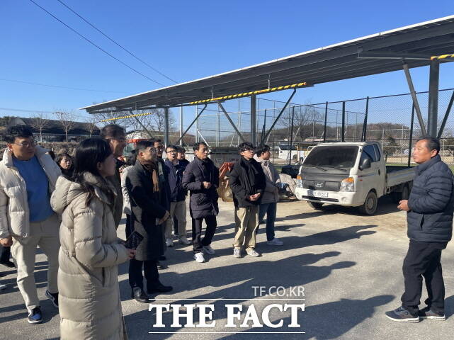 세종시 관계자들이 7일 여주시 구양리 햇빛소득마을을 찾아 주민참여형 태양광 발전사업의 선진 사례를 살펴보고 있다. /세종시