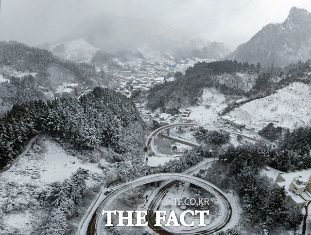 7일 새벽 폭설이 내린 울릉군 서면 남서리 인근에서 포항남부소방서 울릉119안전센터 구조대가 산 중턱에 쓰러진 70대 남성을 구조했으나 안타깝게 숨졌다. 사진은 울릉도에 폭설이 내린 모습. /울릉군