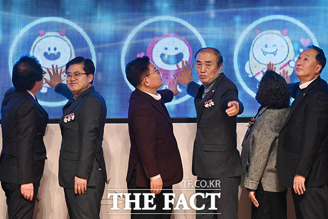 정청래 더불어민주당 대표와 오세훈 서울시장, 박강수 마포구청장(왼쪽부터)이 7일 오후 서울 마포구 마포아트센터에서 열린 2026 마포구 신년인사회에 참석해 대화를 나누고 있다.