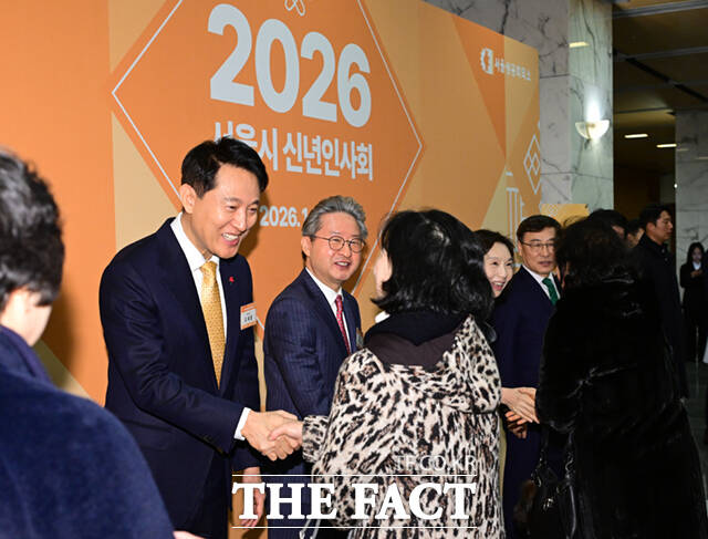 오세훈 서울시장(오른쪽)과 최태원 서울상공회의소 회장이 7일 서울 중구 대한상공회의소에서 열린 2026 서울시 신년인사회에 참석해 건배를 하고 있다.