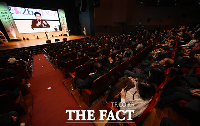 정청래 더불어민주당 대표와 오세훈 서울시장, 박강수 마포구청장(왼쪽부터)이 7일 오후 서울 마포구 마포아트센터에서 열린 2026 마포구 신년인사회에 참석해 대화를 나누고 있다.