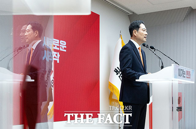 당 쇄신안 발표한 뒤 인사하는 장 대표.