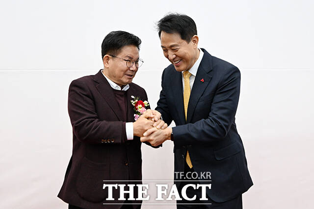 정청래 더불어민주당 대표와 오세훈 서울시장, 박강수 마포구청장(왼쪽부터)이 7일 오후 서울 마포구 마포아트센터에서 열린 2026 마포구 신년인사회에 참석해 대화를 나누고 있다.