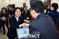  복지위 출석해 새해 인사 전하는 이스란 제1차관 [TF사진관]