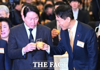  최태원-오세훈 '새해 맞이 건배' [포토]