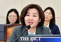  아동수당법 복지위 가결...인사하는 이수진 의원 [TF사진관]