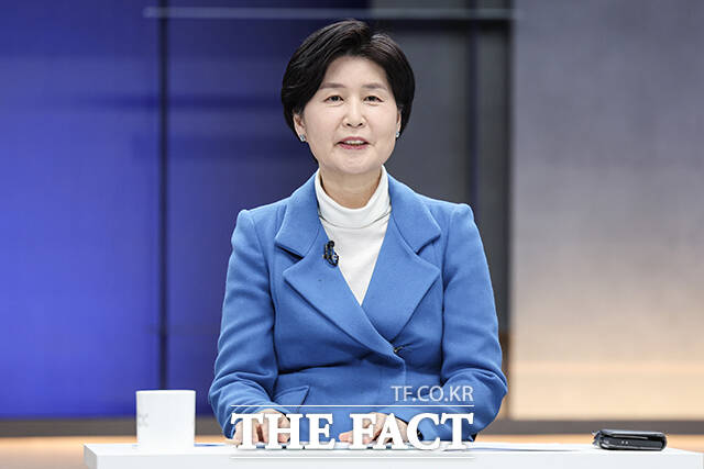 더불어민주당 원내대표 선거에 출마한 한병도·진성준·백혜련·박정 후보(왼쪽부터)가 8일 오후 서울 마포구 상암동 JTBC에서 더불어민주당 원내대표 보궐선거 후보자 합동토론회에 참석해 기념사진 촬영을 하고 있다. /국회사진기자단