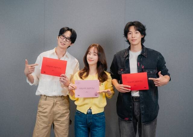 배우 박성훈 한지민 이기택(왼쪽부터)이 JTBC 새 토일드라마 '미혼남녀의 효율적 만남'으로 호흡을 맞춘다. /SLL