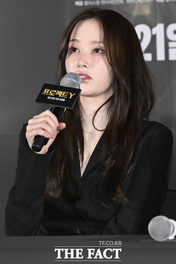 두 손을 맞잡은 주연 배우 한소희(왼쪽)와 전종서.