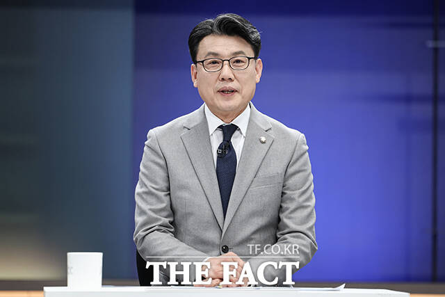 더불어민주당 원내대표 선거에 출마한 한병도·진성준·백혜련·박정 후보(왼쪽부터)가 8일 오후 서울 마포구 상암동 JTBC에서 더불어민주당 원내대표 보궐선거 후보자 합동토론회에 참석해 기념사진 촬영을 하고 있다. /국회사진기자단