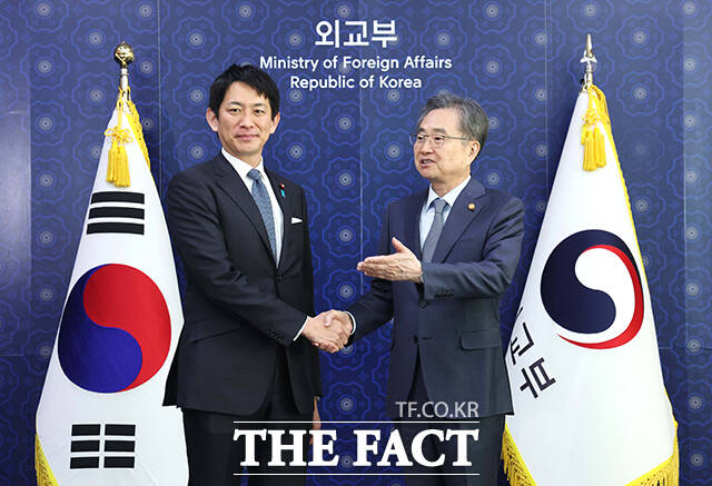 조현 외교부 장관(오른쪽)이 8일 오전 서울 종로구 외교부 청사에서 고바야시 다카유키 일본 자민당 정무조사회장을 접견하고 있다. /임영무 기자
