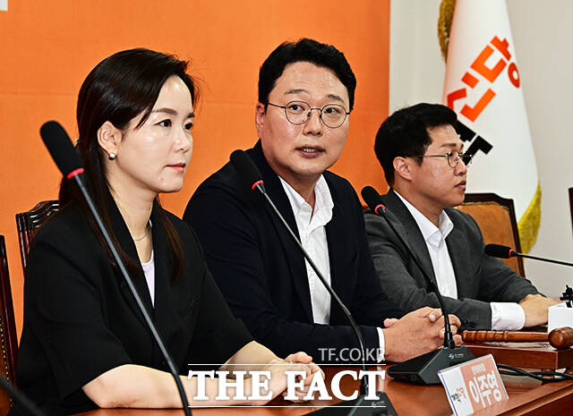 국민의힘의 연대 시사에도 개혁신당은 단호히 선을 긋고 있다. 사진은 천하람 원내대표(가운데)가 발언하고 있는 모습./배정한 기자