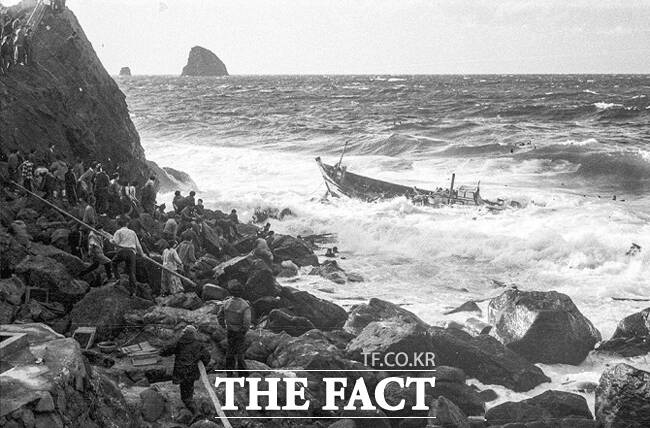 1976년 1월 17일 도동항을 출발해 천부항으로 향하던 만덕호 전복 사고 당시 모습. /울릉군