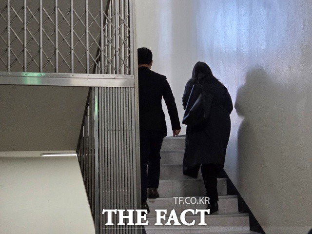 경찰청 국가수사본부 특별전담수사팀은 8일 오전 임종성 전 더불어민주당 의원 측 대리인 등을 불러 휴대전화 등 압수물 포렌식 선별 작업을 진행했다. 사진은 임 전 의원 측 대리인이 압수물 포렌식 작업에 참관하기 위해 경찰에 출석한 모습. /김영봉 기자