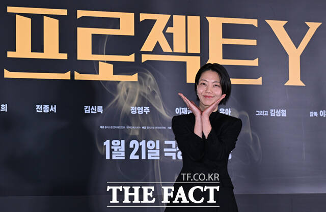 배우 정영주와 김신록, 한소희, 전종서, 김성철, 이재균, 유아(왼쪽부터)가 8일 오후 서울 송파구 롯데시네마 월드타워점에서 열린 영화 '프로젝트Y' 언론시사회 및 기자간담회에 참석해 포즈를 취하고 있다. /이새롬 기자