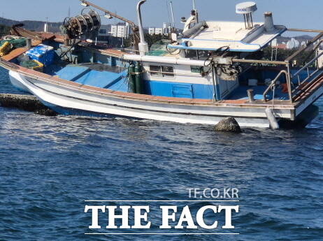 포항 송도해수욕장 소형 방파제에 걸쳐 좌초한 어선. /독자 제공