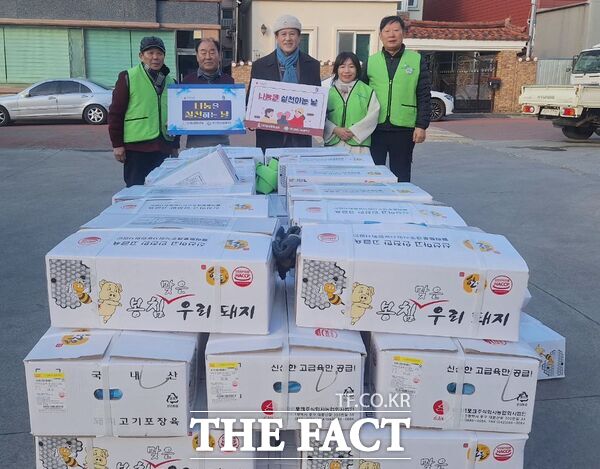 주식회사 희망나눔제작소가 8일 대전봉사체험교실, 6·25참전유공자회 대전지부, 세종지체장애인협회와 함께 대전 서구노인지회에 육류 세트 50박스(1000kg)를 기탁했다. /희망나눔제작소