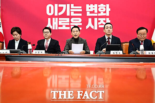 서울시장·경기도지사 출마 선언이 잇따르는 여권과 대조적으로 국민의힘 유력 주자들은 좀처럼 도전에 나서지 않고 있다. 사진은 장동혁 국민의힘 대표가 8일 오전 서울 여의도 국회에서 열린 최고위원회의에 참석해 모두발언을 하고 있는 모습. /배정한 기자