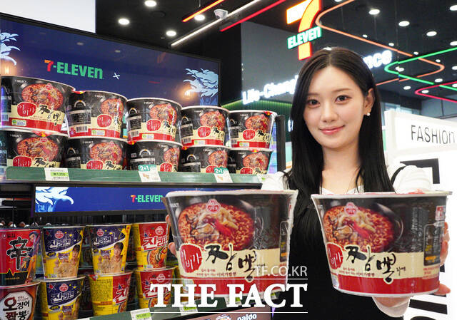 세븐일레븐이 인기 PB 상품인 '세븐셀렉트 이비가짬뽕'을 유탕면 버전으로 새롭게 단장해 출시했다. /세븐일레븐