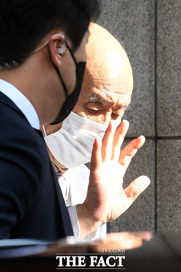 손 흔들어 보이는 전두환 전 대통령./더팩트 DB