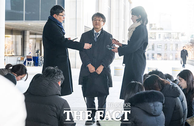 김태훈 본부장(서울남부지검장)이 8일 오전 서울 서초구 서울고등검찰청 청사에 마련된 '정교유착 비리 합동수사본부(합수본)' 사무실로 출근하며 취재진의 질문에 답하고 있다. /박헌우 기자