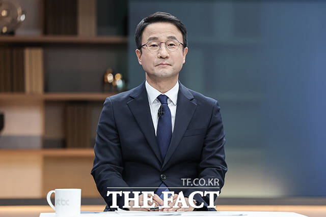 더불어민주당 원내대표 선거에 출마한 한병도·진성준·백혜련·박정 후보(왼쪽부터)가 8일 오후 서울 마포구 상암동 JTBC에서 더불어민주당 원내대표 보궐선거 후보자 합동토론회에 참석해 기념사진 촬영을 하고 있다. /국회사진기자단