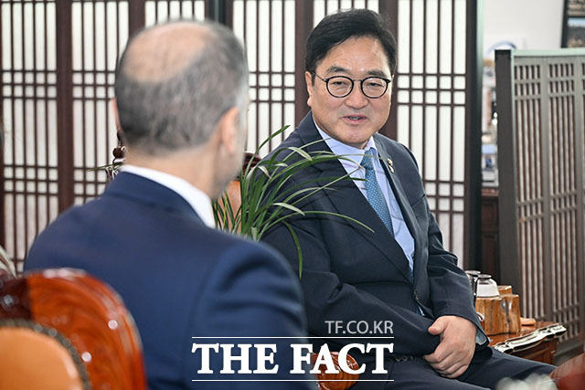 알-하마르 주한카타르대사 접견하는 우원식 의장(오른쪽).