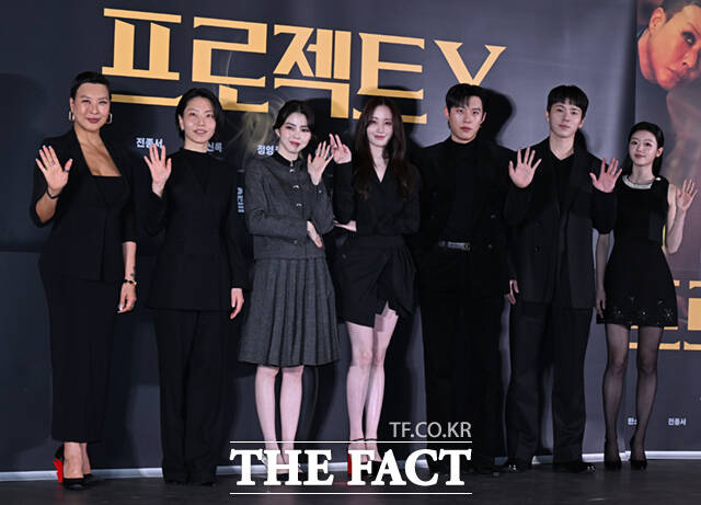 배우 정영주와 김신록, 한소희, 전종서, 김성철, 이재균, 유아(왼쪽부터)가 8일 오후 서울 송파구 롯데시네마 월드타워점에서 열린 영화 '프로젝트Y' 언론시사회 및 기자간담회에 참석해 포즈를 취하고 있다. /이새롬 기자
