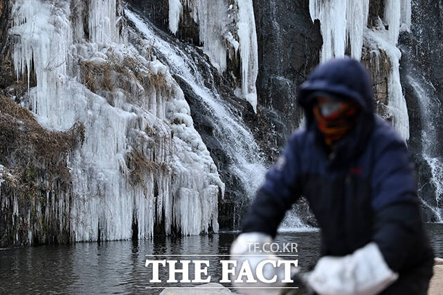 아침 최저 기온이 -14도까지 떨어진 8일 오전 서울 서대문구 홍제천 인공폭포가 얼어붙어 있다. /서예원 기자