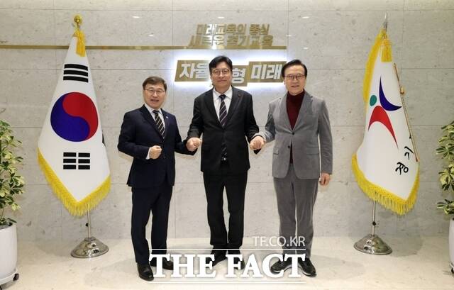 8일 경기도교육청사에서 도성훈 인천시교육감(가운데), 정근식 서울특별시교육감(왼쪽), 임태희 경기도교육감(오른쪽) 등 수도권 3개 시도 교육감이 참석한 가운데 2026년 제1회 수도권교육감 간담회가 열렸다. /인천시교육청