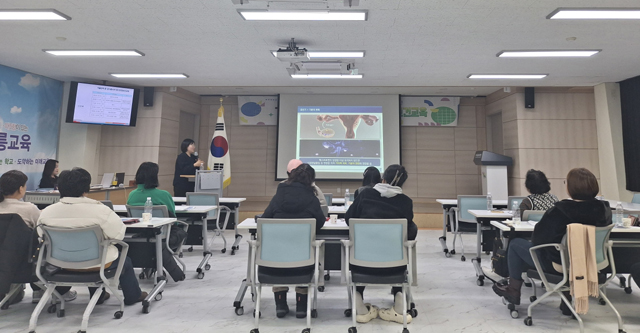울릉군이 울릉교육지원청 소속 조리사와 조리원 등 급식종사자 20여 명을 대상으로 정신건강·생명존중 교육을 실시했다. /울릉군